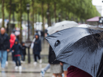 lluvia en colombia paraguas gente caminando en la ciudad pais mas lluvioso del planeta