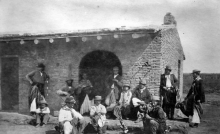 pulpería con muchos gauchos afuera foto en blanco y negro