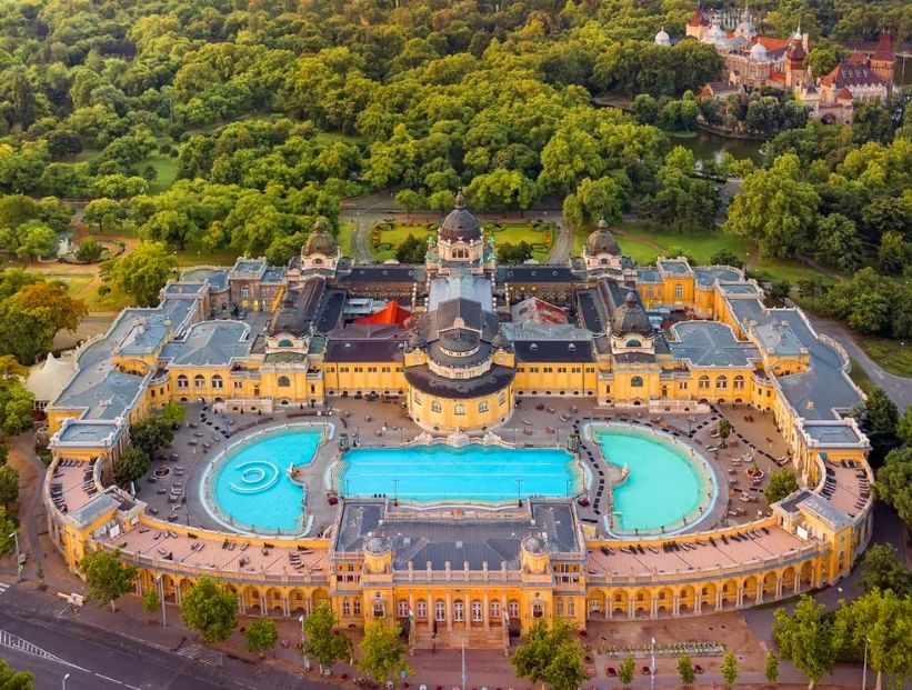 Los baños termales Széchenyi, en Budapest, son los más grandes de Europa