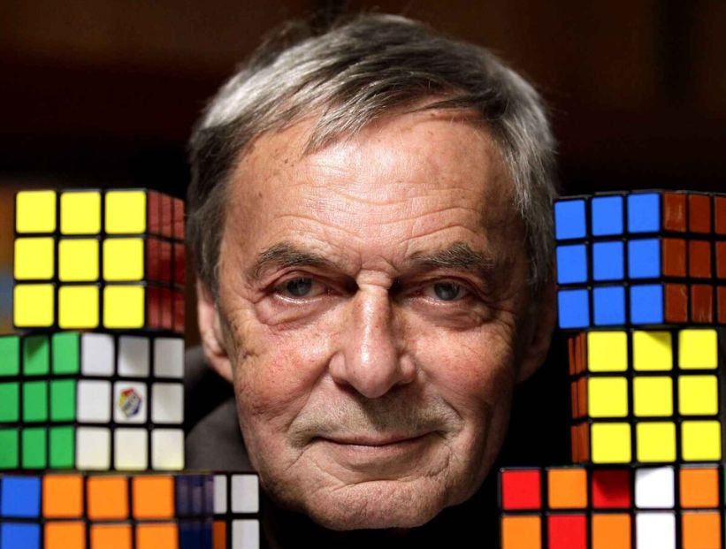 Erno Rubik junto a su creación: el Cubo Rubik