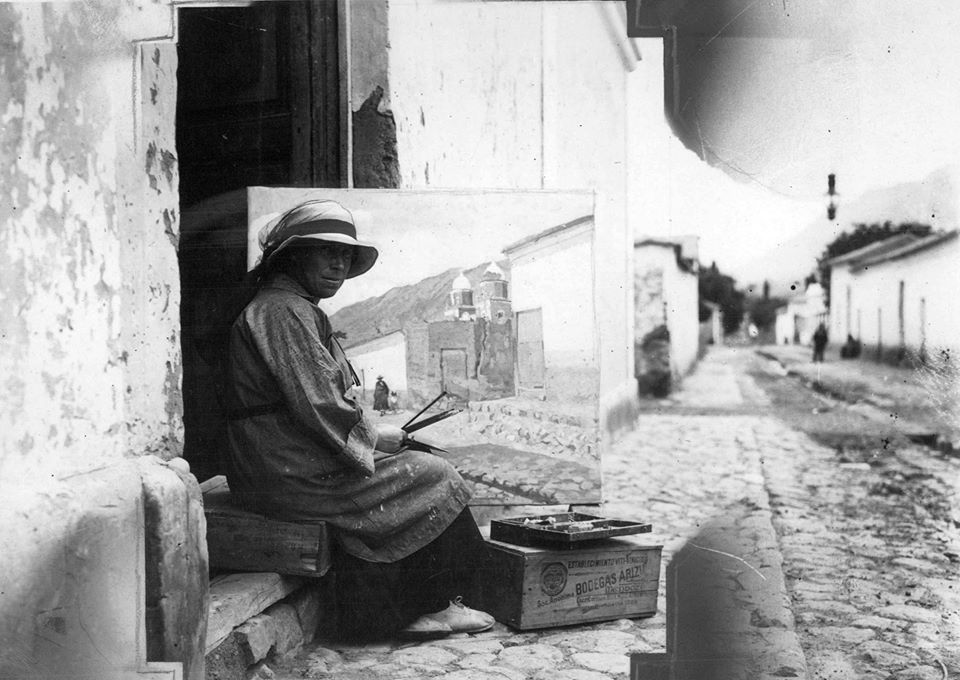 artista mujer en la calle pintando