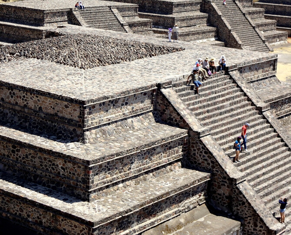 Personas caminan por la estructura de la pirámide más antigua de América. 