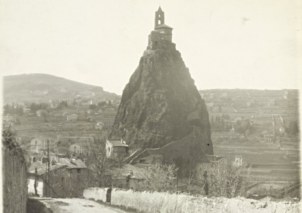 Foto antigua de la iglesia San Miguel de Aiguilhe.