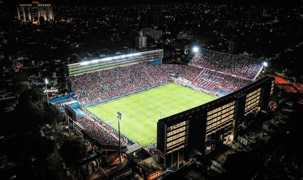 Vista aérea y nocturna del estadio de fútbol más antiguo de América. 