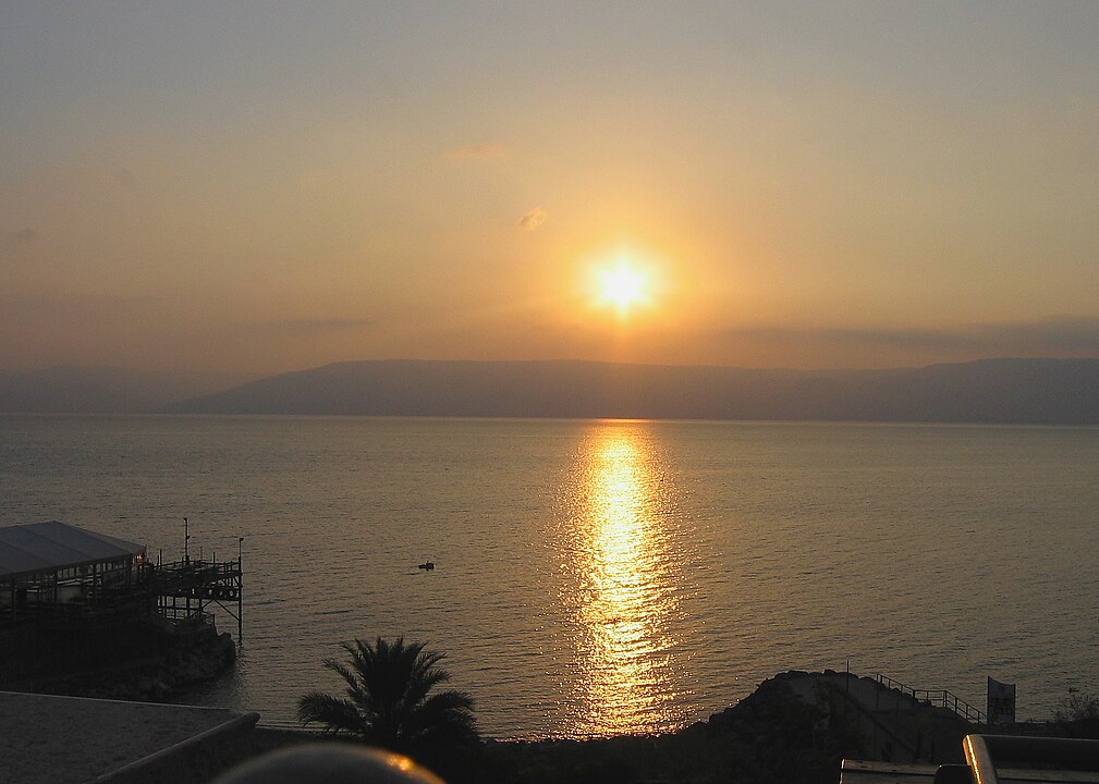 El lago Galilea durante un atardecer. 