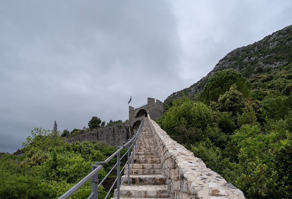 Escaleras que se conservan en la muralla de Ston. 