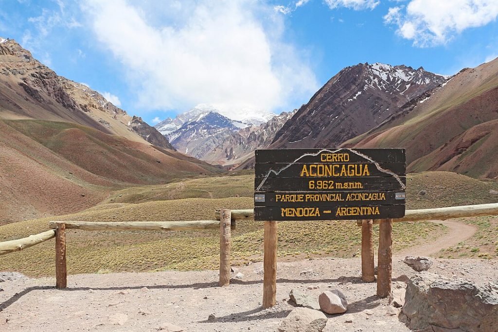 Cerro Aconcagua que posiciona a la Argentina entre los diez países más altos del mundo. 