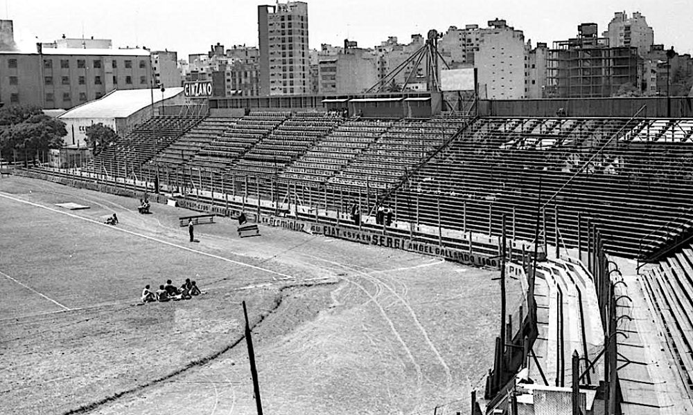 Foto en blanco y negro del estadio más antiguo de Argentina. 