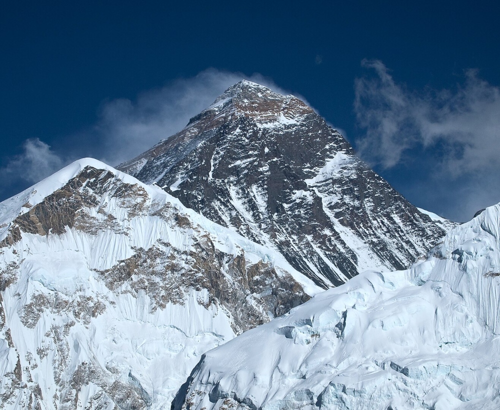 Monte Everest, que posiciona a Nepal y China entre los países más altos del mundo. 