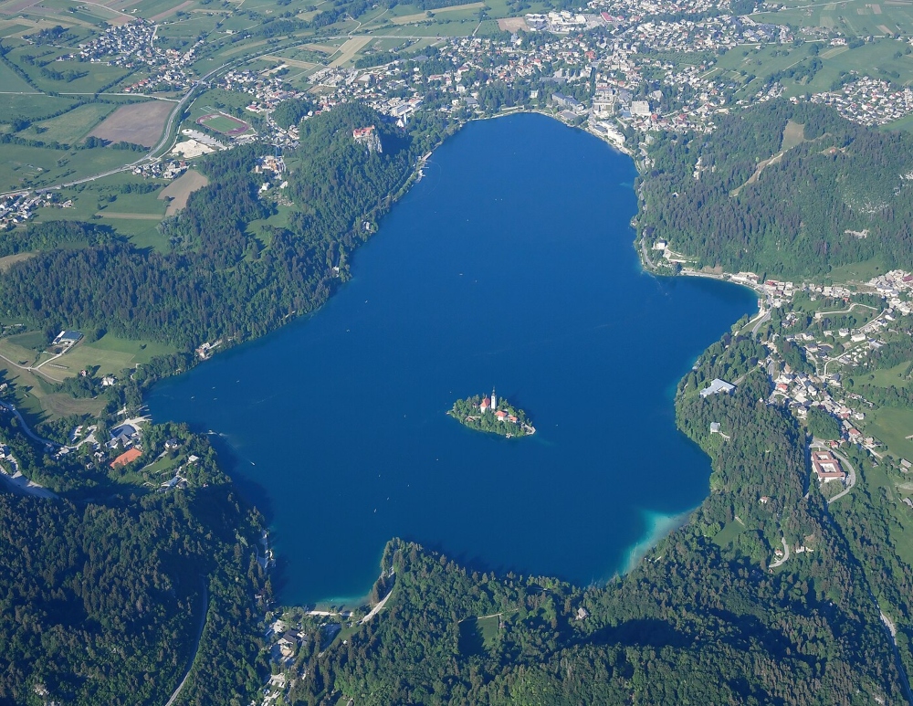 Vista aérea del pueblo y el lago Bled, con la isla homónima y su iglesia. 