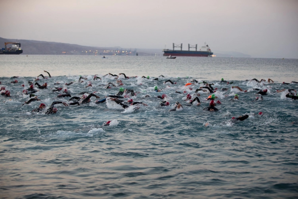 Evento deportivo de natación en el lago Galilea.