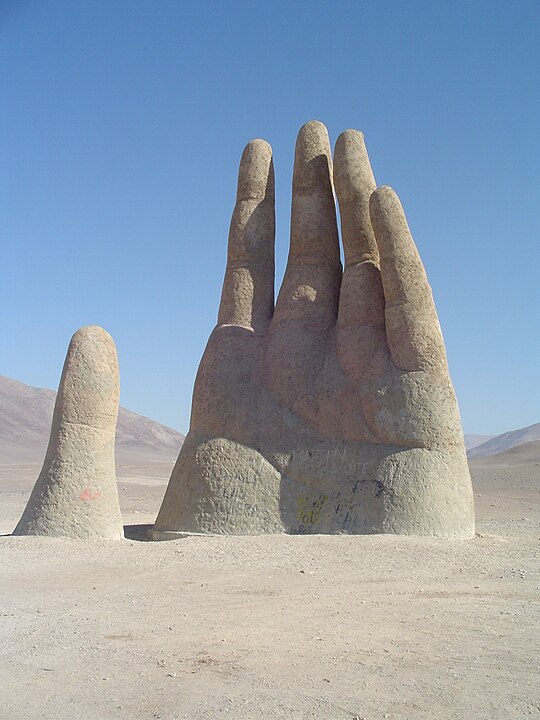 Mano del Desierto, Atacama, Chile, similar a la Mano de Punta del Este, Uruguay. 