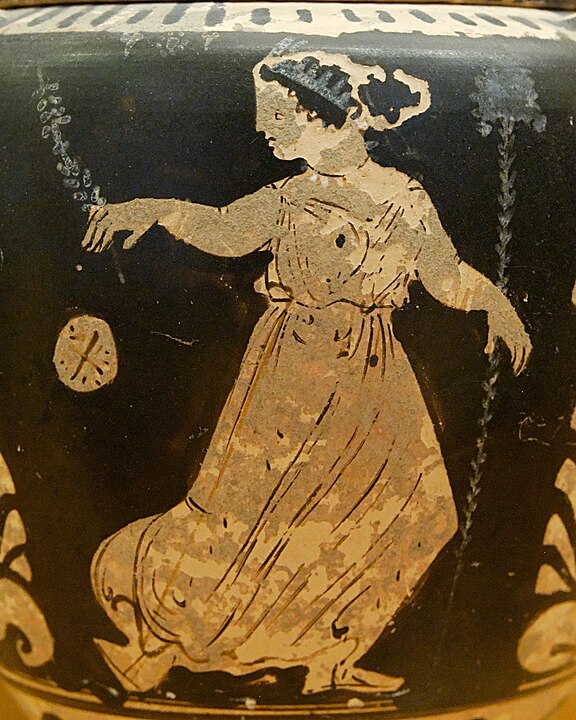Una mujer mientras juega al Episkyros.
