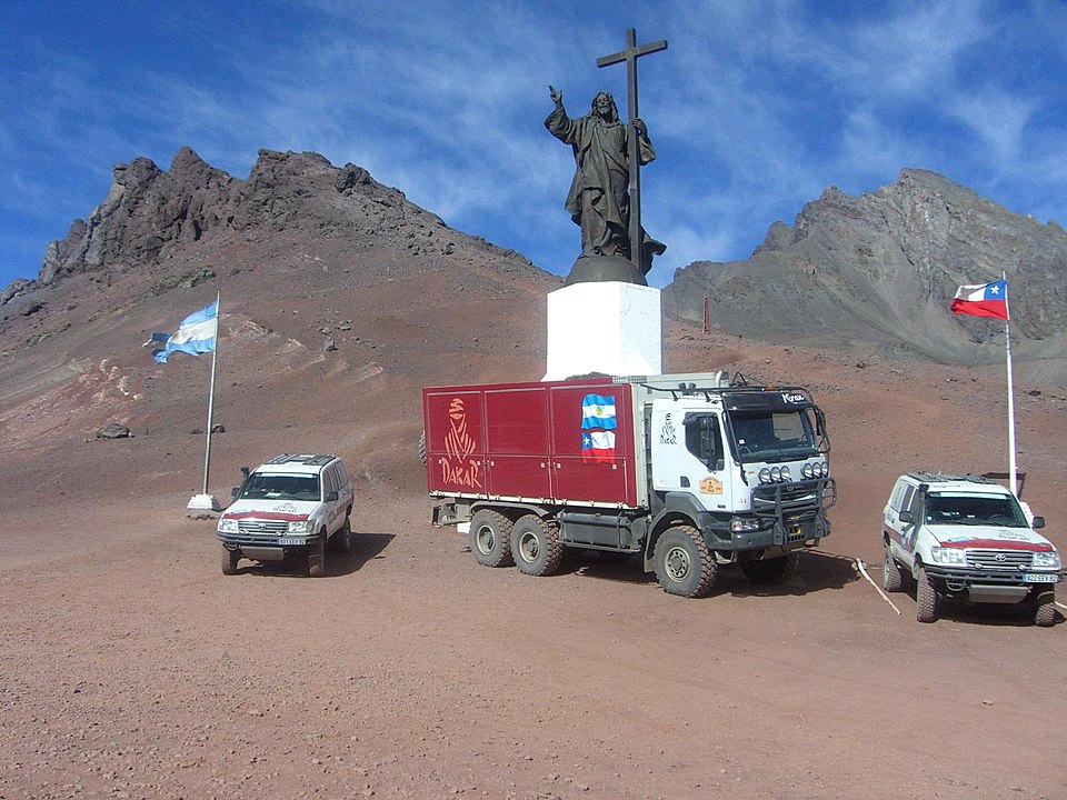El Rally Dakar, en su paso por el Cristo Redentor de los Andes.
