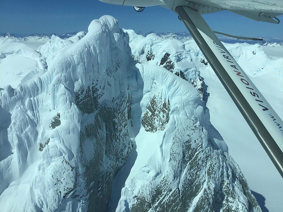 Vistas desde un avión del tercer campo de hielo más grande del mundo. 