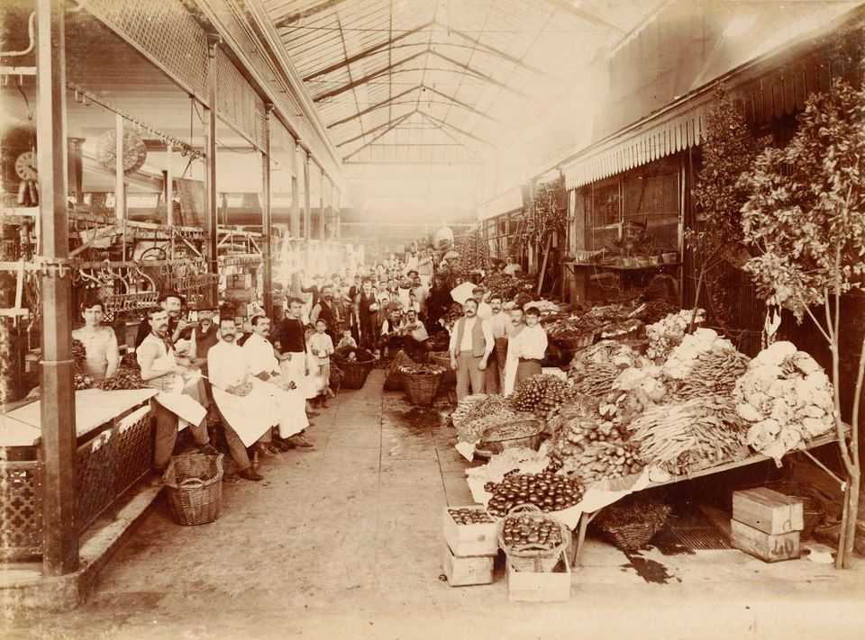 Comerciantes y compradores en el Mercado del Plata. 
