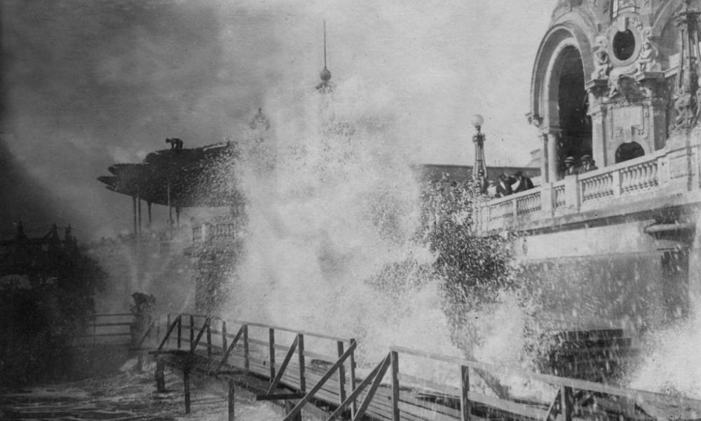 Rambla de Mar del Plata durante un temporal. 