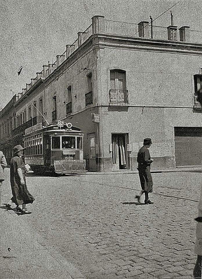Foto antigua de la casa de dos plantas más longeva de Buenos Aires que aún sigue en pie. 