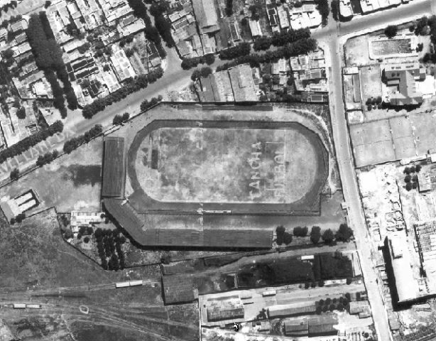 Toma aérea del siglo XX del estadio de fútbol más antiguo de Argentina. 
