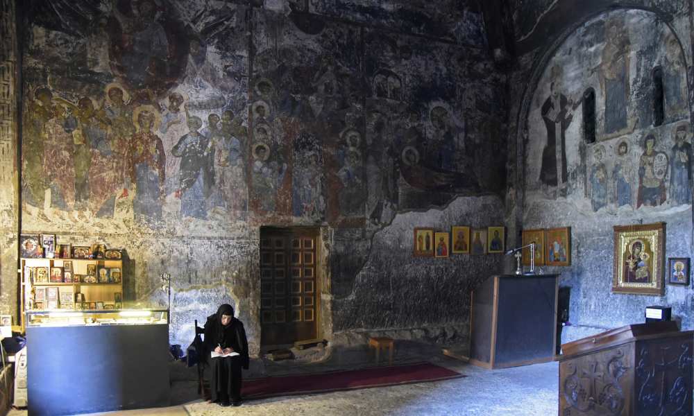 Georgia - Iglesia dentro de la montaña rocosa Vardzia