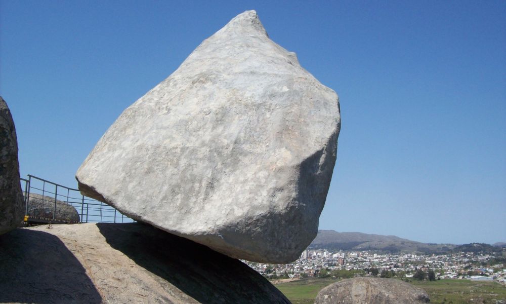 La réplica de la piedra movediza original de Tandil.