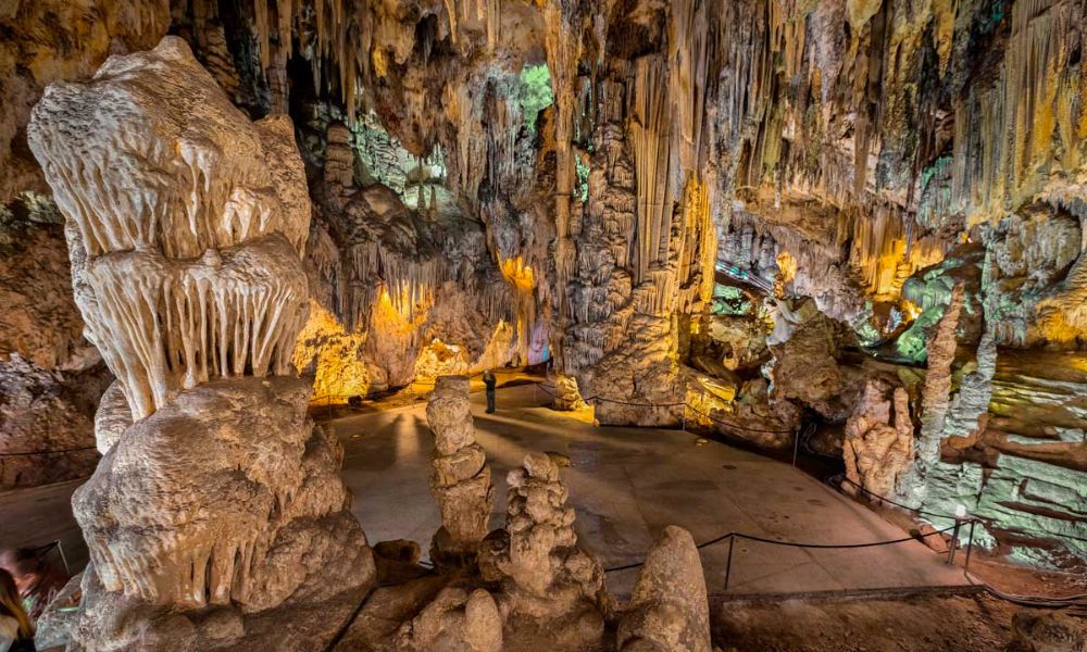 Estalactitas y estalagmitas - Cueva de Nerja, España.