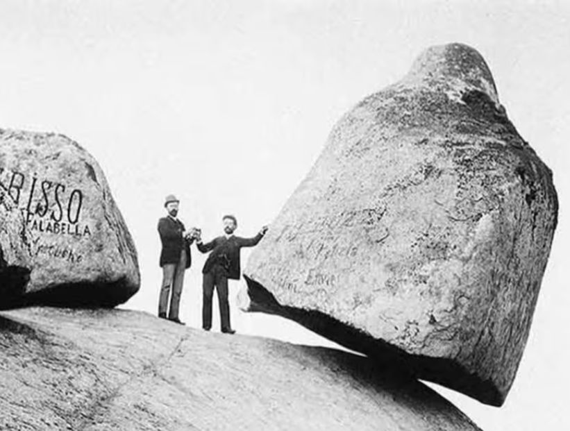La piedra movediza original de Tandil, antes de caer por el precipicio.