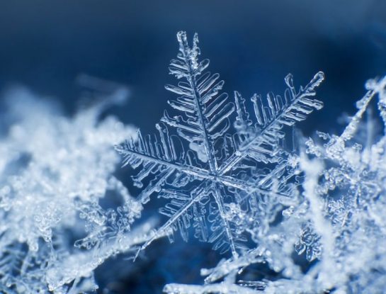 ¿Por qué los copos de nieve tienen esa forma?