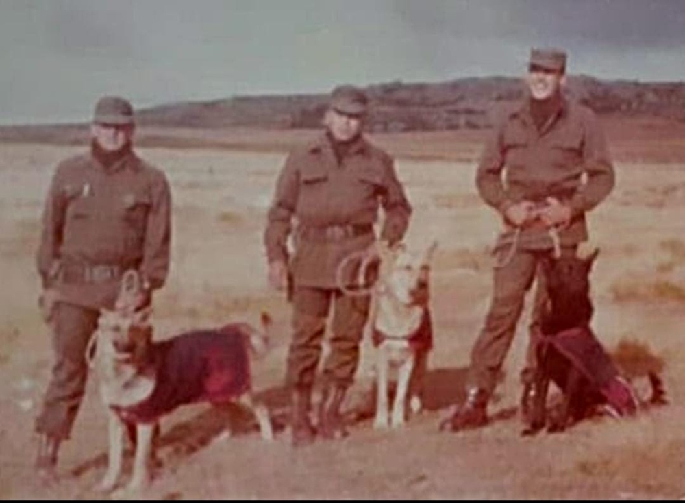 José Cruz (derecha), en las Islas Malvinas, junto a su perro, Vogel. 