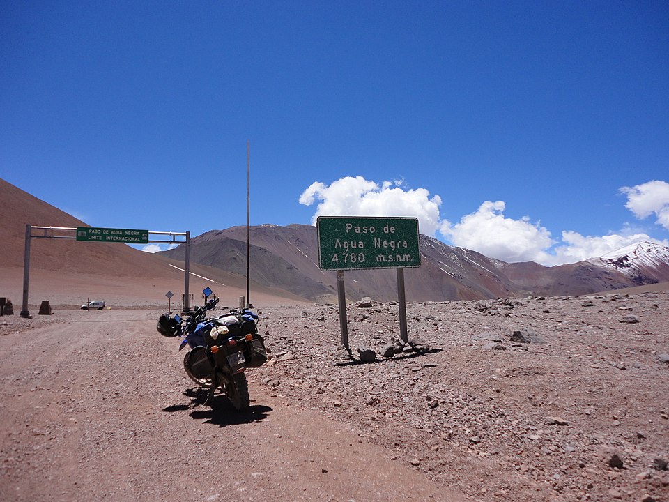 Una moto en el paso fronterizo más alto de Argentina. 