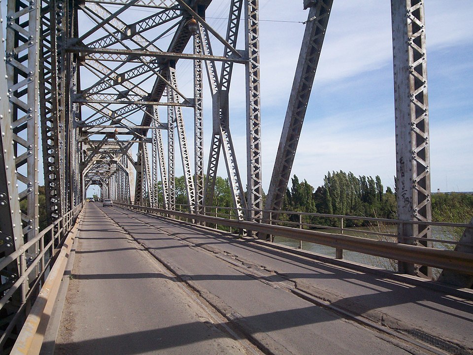 Sector de circulación del puente levadizo entre Carmen de Patagones y Viedma. 