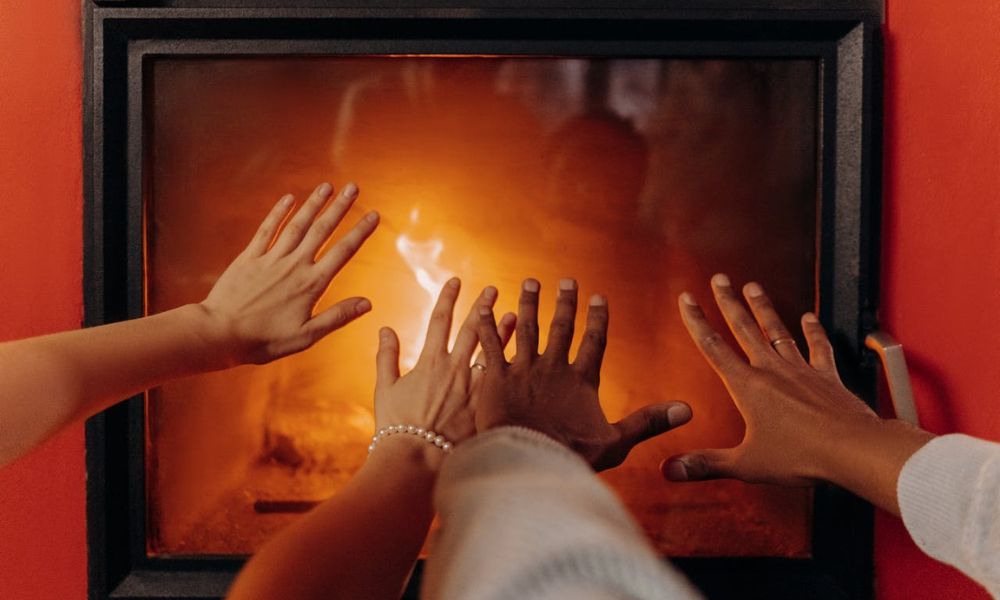 Significado de poner las manos en el fuego, presentado en una foto. 
