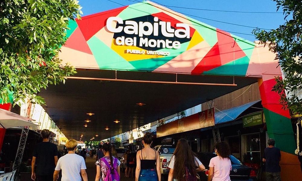 Turistas disfrutan los comercios que hay debajo de la única calle techada de Sudamérica. 