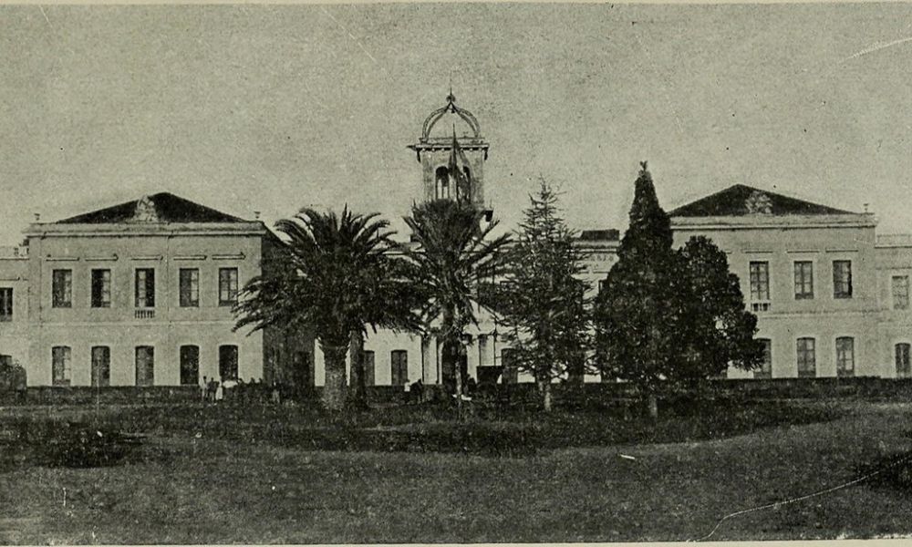 Foto antigua de la Universidad Nacional de La Plata. 