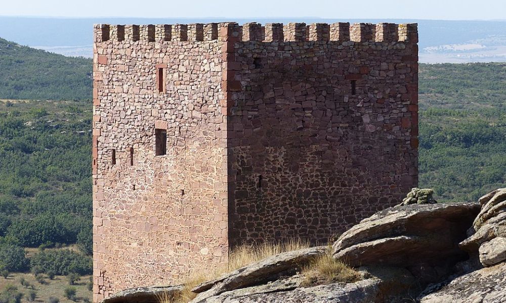 Una de las torres del castillo de Zafra.