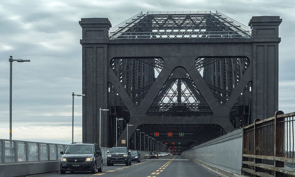 Autos cruzan por el puente en ménsula más largo del mundo.