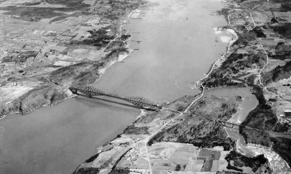 El puente en ménsula más largo del mundo en 1925.
