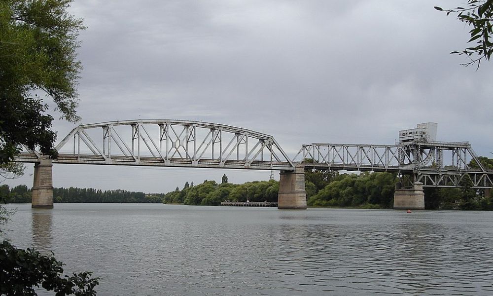 Detalles de la estructura del puente levadizo que hay entre Buenos Aires y Río Negro. 