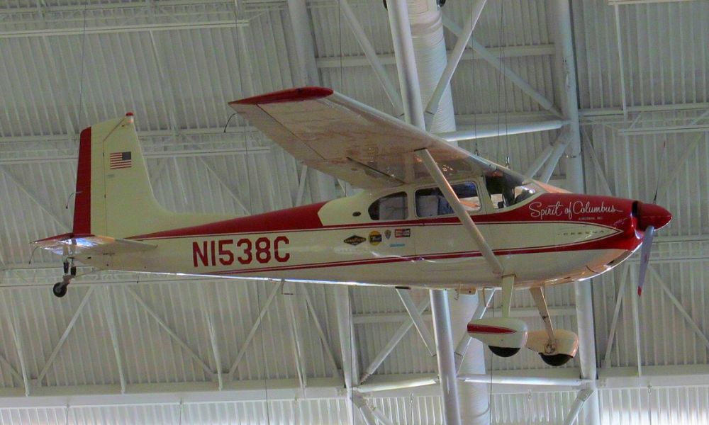 El avión de Jerrie Mock como una pieza de museo. 