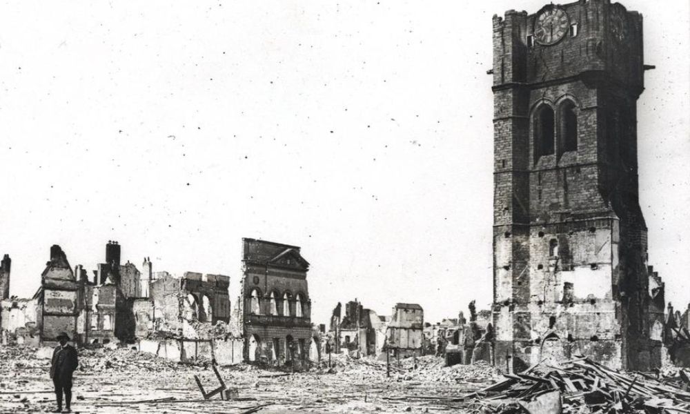 Beffroi de Béthune tras los daños que ocasionó la Primera Guerra Mundial.