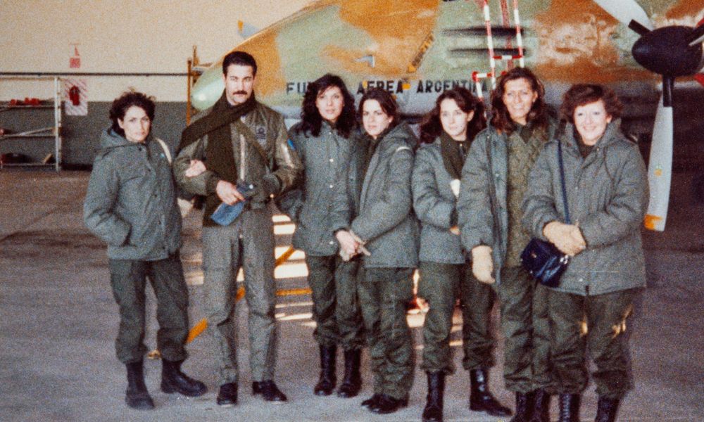 Silvia Barrera (derecha) junto a sus compañeras, en la Guerra de las Malvinas. 