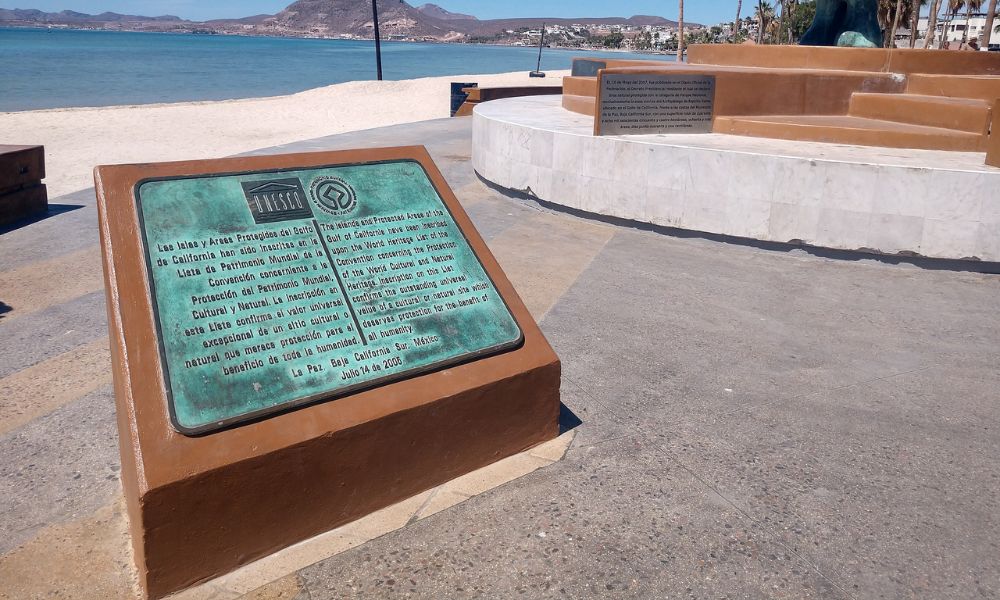 Placa que declara Patrimonio de la Humanidad a las Islas y áreas protegidas del Golfo de California, en México