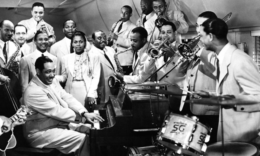Duke Ellington en el piano, junto a una orquesta - Día Internacional del Jazz