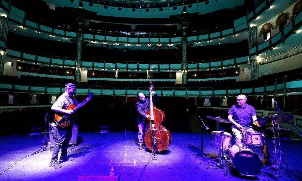 Tres artistas de jazz tocando en el escenario - Día Internacional del Jazz