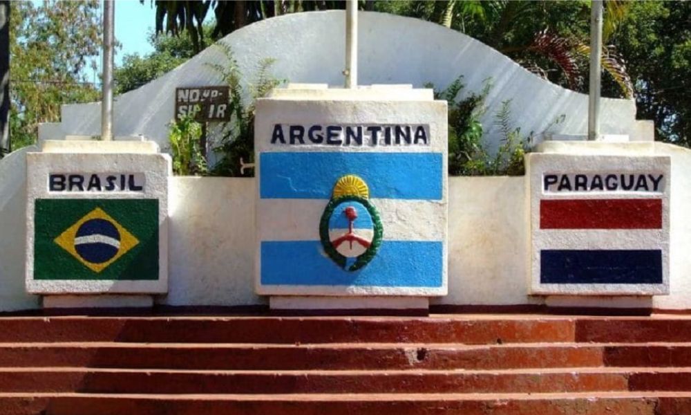 Monumento a la triple frontera, en Puerto Iguazú, Misiones, Argentina. Países con más fronteras
