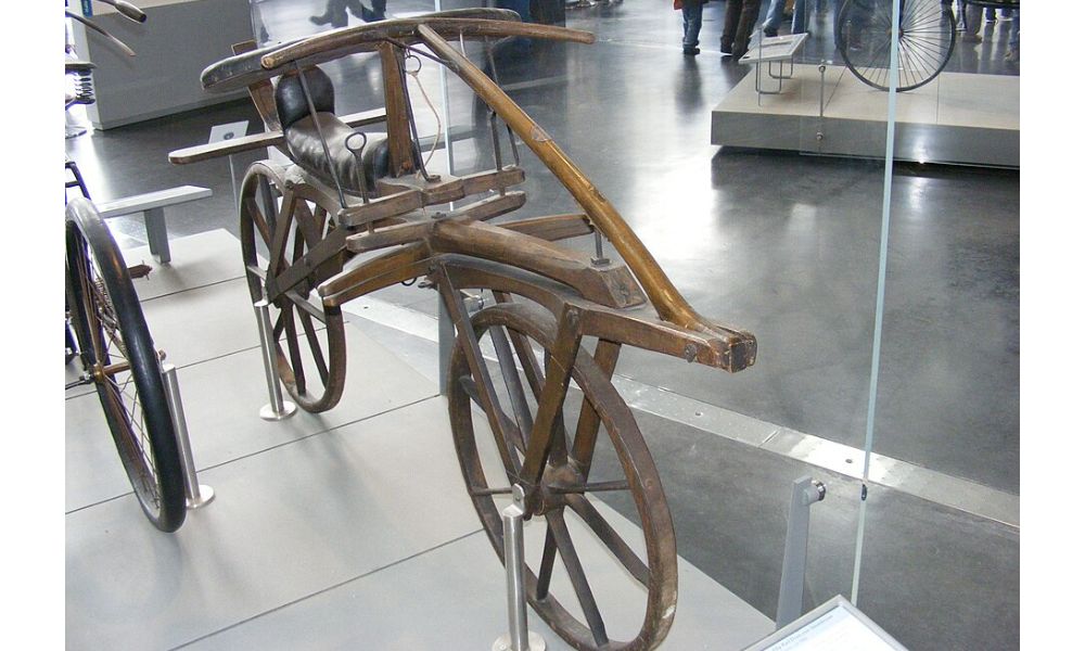 La primera bicicleta de la historia que inventó Karl von Drais en 1817.