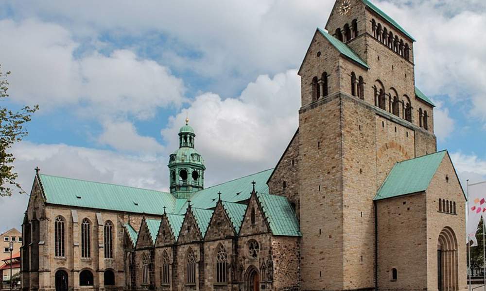 Catedral Santa María de Hildesheim, con el rosal más antiguo del mundo - Baja Sajonia, Alemania.
