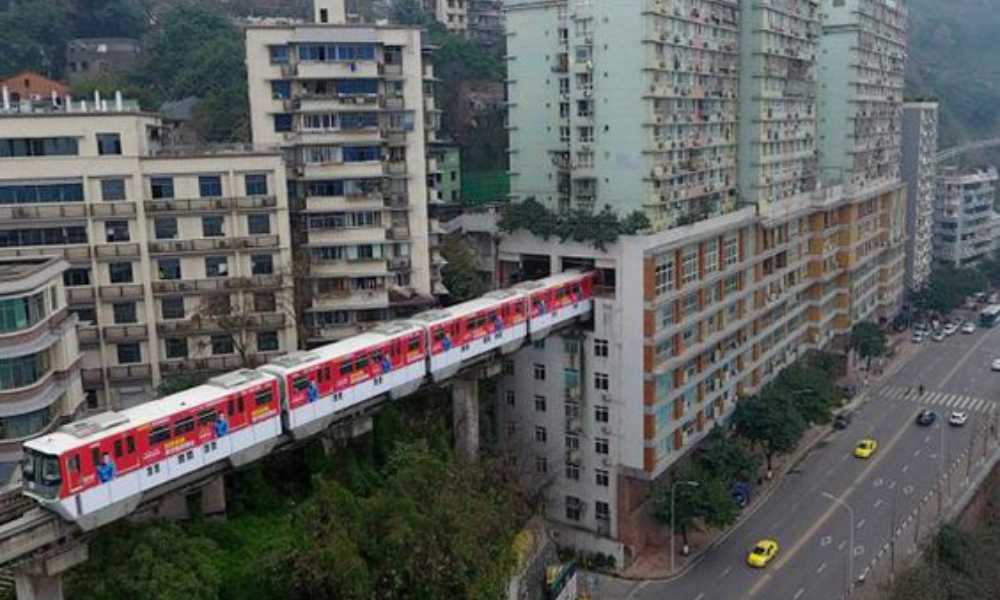 Tren que atraviesa un edificio en China