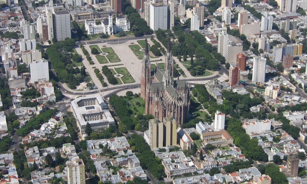 Catedral de La Plata y Plaza Moreno.