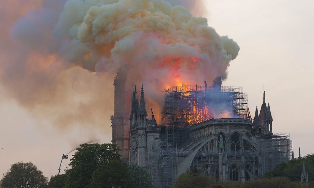 15 de abril - La Catedral Notre Dame se incendió